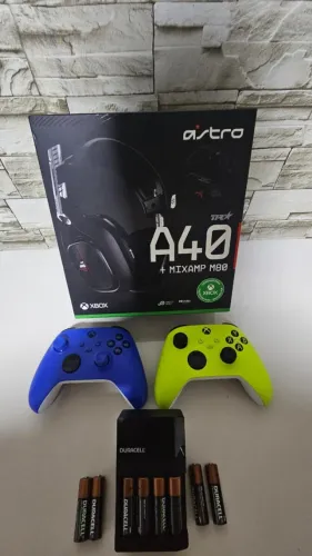 Astro A40 Xbox + 2 Controles Xbox Series (Electric Volt e Shock Blue) + Carregador pilhas