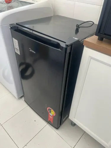 Frigobar Midea 124L semi novo 