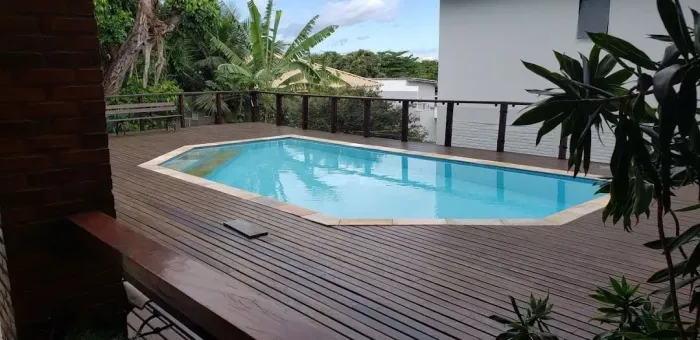 BS IMOBILIÁRIA VENDE Casa espaçosa muito bem conservada, em condomínio de alto padrão