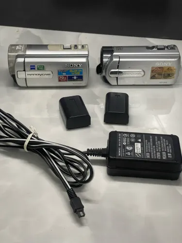 Duas câmera Sony handycam com deifeito 
