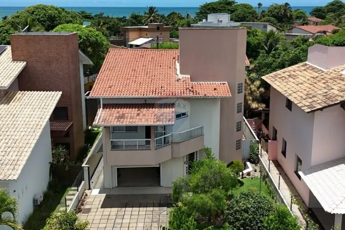 Casa de Luxo em Condomínio Fechado em Manguinhos, próxima ao mar