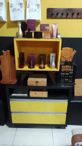 Vendo gaveteiro de madeira MDF ,com detalhes amarelos laqueados ,com rodas de silicone