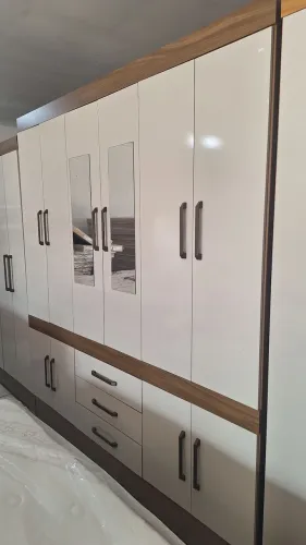 Guarda roupa com espelho