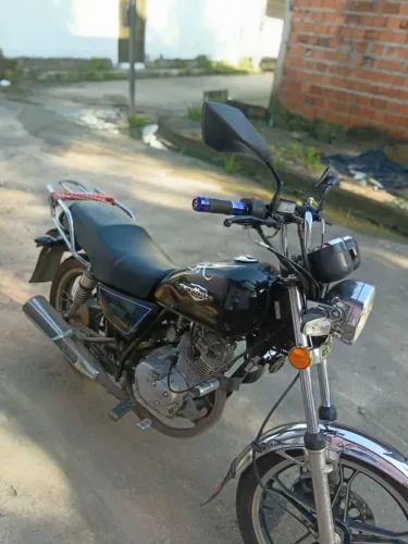 Vendo uma moto susuki usada,pois comprei outra moto,preço à negociar.