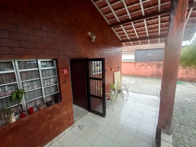 Casa enorme por preço baixo, ótima localização