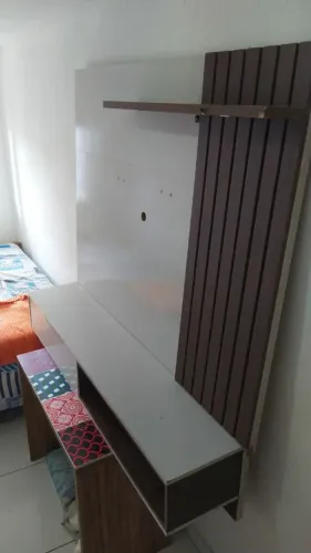 Rack suspenso com luminária e armário. 450 reais