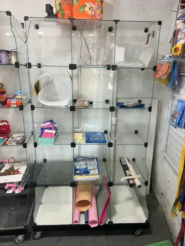 Expositor vidro com rodas 