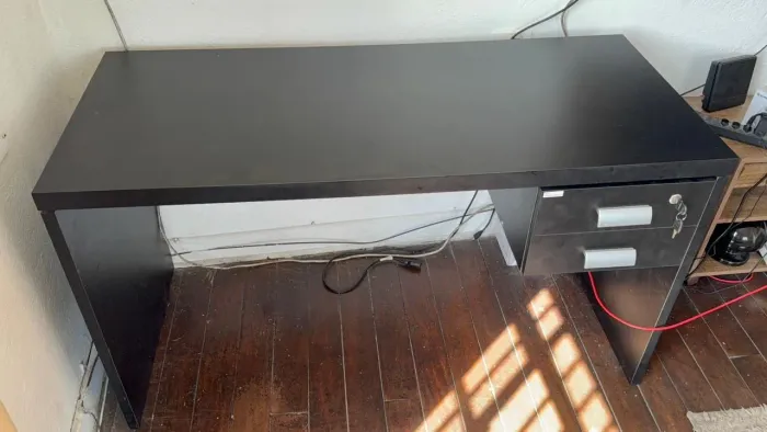 Mesa para computador com gavetas