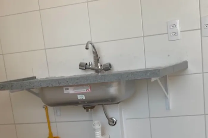Pedra (granito) com cuba de inox embutida, 1,10 C x 0,65 L