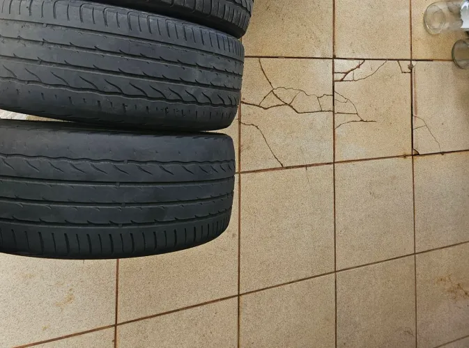 Pneus 225/45/18 <br>Tava rodando perfeitamente <br>Ta fraco. <br>Zap *