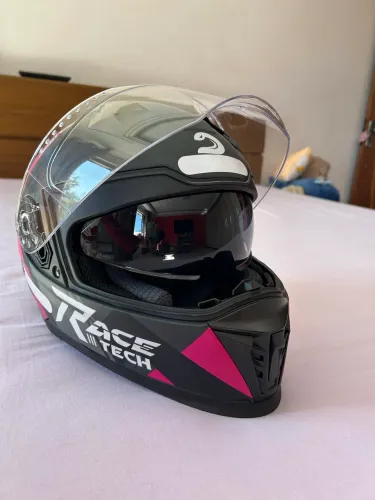 CAPACETE FEMININO COM ÓCULOS INTERNO