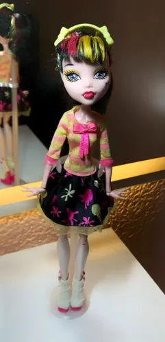 Monster High Draculaura Art Class
