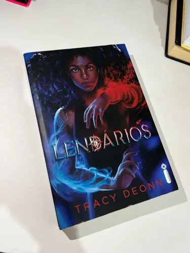 Livro Lendários de Tracy Deonn