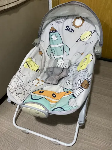 Cadeirinha de bebê musical e vibratória