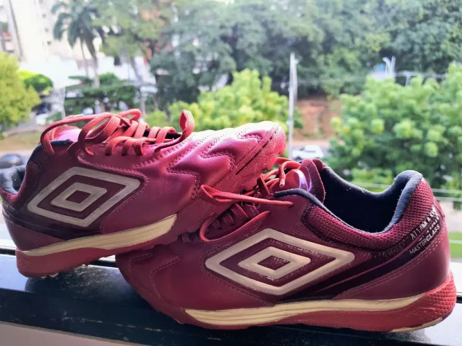 Chuteira society umbro adamant master class Pro, sensação de pisada nas nuvens. 
