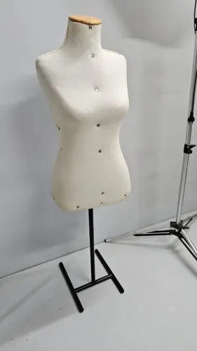 Manequim Busto Feminino M (38/40) com Pedestal de Ferro