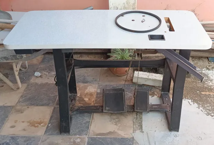 Mesa para máquina de costura overlock com motor industrial 