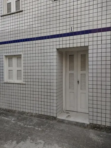 CASA DUPLEX COM SALA, 3 QUARTOS, 2 BANHEIROS, COZINHA AMERICANA, ÁREA DE SERVIÇO, ESCADA,