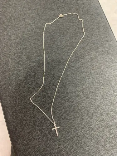 Cordão de prata com pingente de cruz