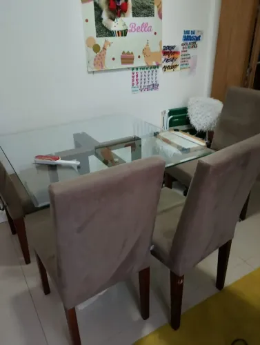 MESA DE JANTAR COM CADEIRAS ESTOFADAS...