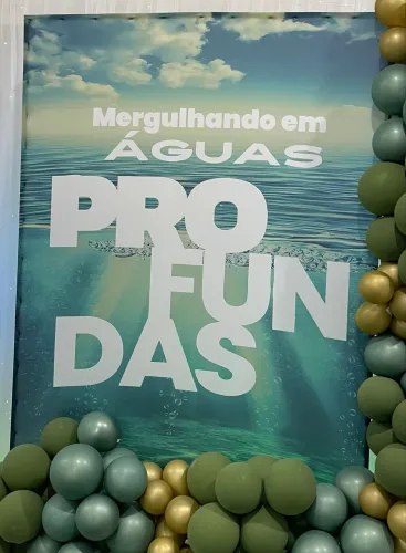 Painel lateral retangular com tema MERGULHANDO EM ÁGUAS PROFUNDAS