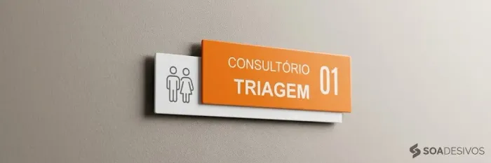 Placas de identificação de ambientes.