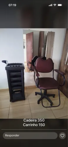 Cadeira de salão e carrinho auxiliar 