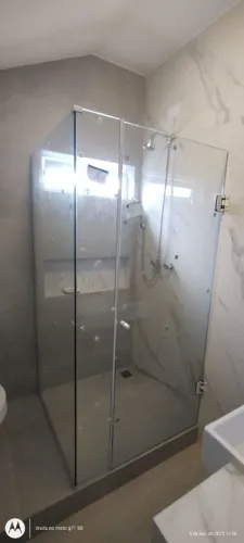 Box de banheiro 1 folha fixa + 1 porta 0,90x 0,90 em ótimo estado