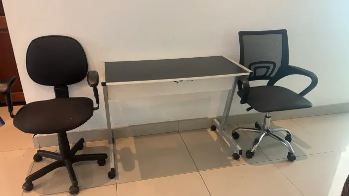 Mesa e cadeiras de escritório