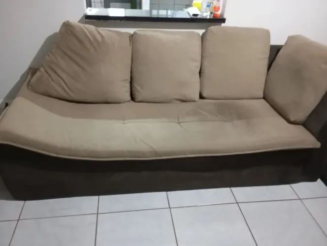 Sofá três lugares.