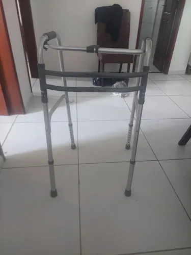 Vendo andador para idosos em ótimo estavel de conservação