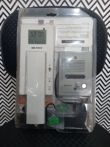 Porteiro eletronico,com relógio digital, sensor de temperatura e trava elétrica no portão.