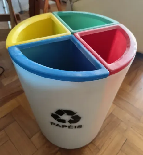 Lixeira de recicláveis 