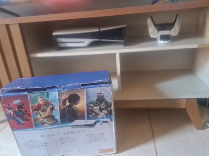 Vendo Playstation 5 slim com dois jogos 1 controle+caixa vai com o carregador do controle