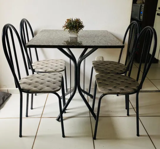 Conjunto de mesa mármore de 4 cadeira novo.