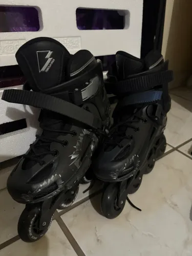 Patins Fabíola da Silva com kit de segurança BURNQUIST