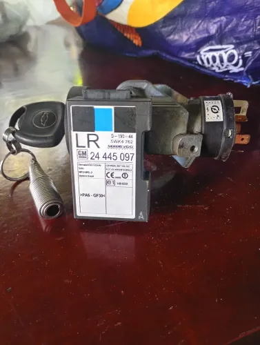 Modo de ignição do Corsa sedan 2003 com chave. 