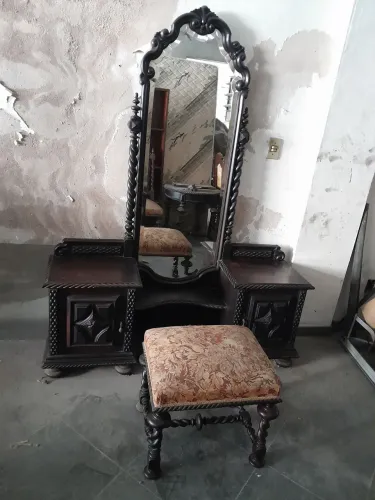 Pentiadeira de princesa de madeira muito antiga