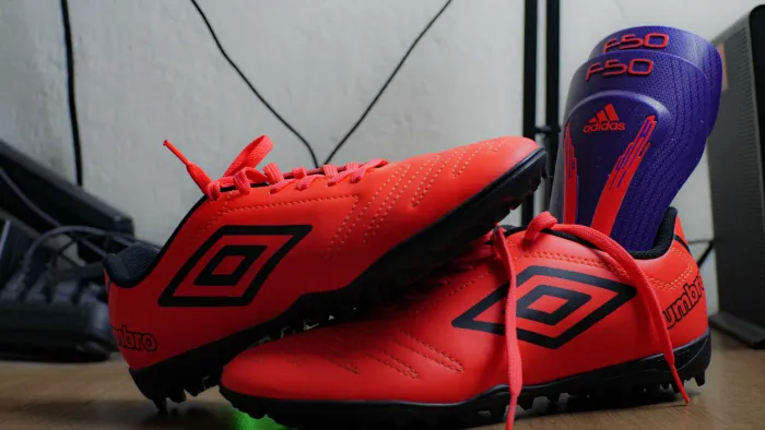 Chuteira Society UMBRO TAM 38 + Caneleira F50 Adidas