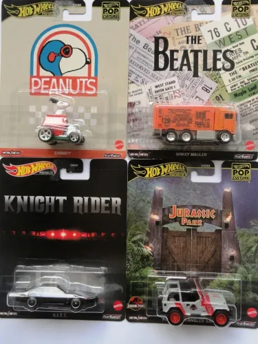 hot wheels 4 mini pneu borracha snoopy + super maquina + jeep jurassic park + beatles hot