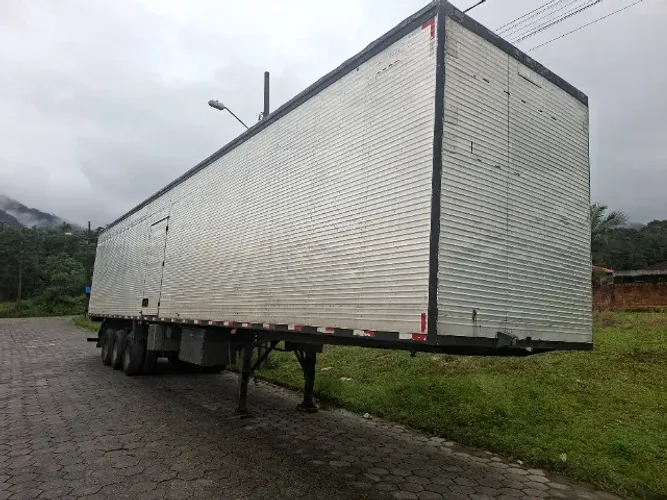 Vendo carreta baú 30 paletes