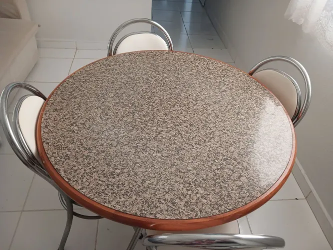 MESA COM 4 CADEIRAS