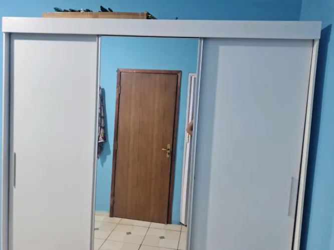 Vendo um guarda-roupa e uma cama casal