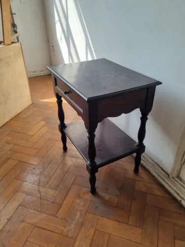 Mesa de cabiceira colonial anos 50.
