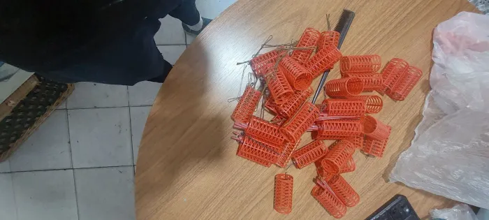 Bobs com.grampos e prisilias pentes desapego