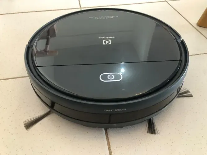 Robô Aspirador / Passa Pano Electrolux + Base Carregadora + Controle - ERB40 (POUCO USO)