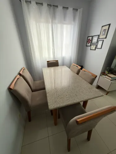 Conjunto de mesa com 6 cadeiras