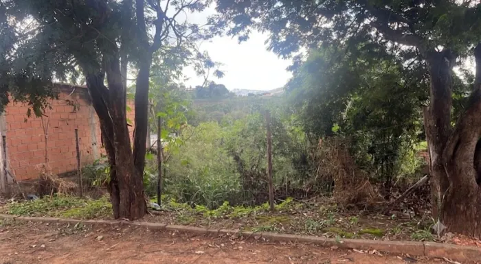 Lote em Mateus Leme ao lado do super mercado BH