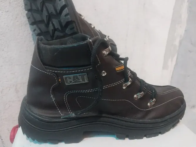 Bota Cat
