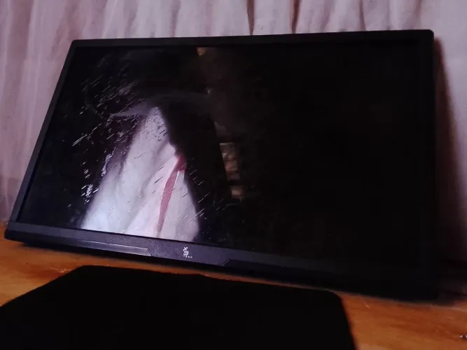 Monitor 20 polegadas apenas com a tela arranhada